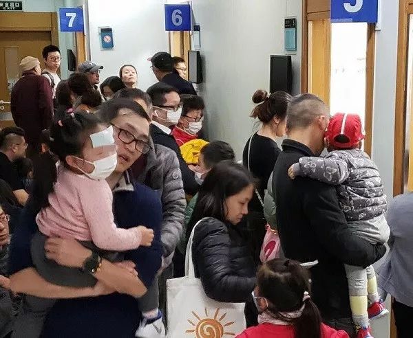和温暖再见阴冷开唱主旋律排队三小时不稀奇申城儿科爆棚小心这种病