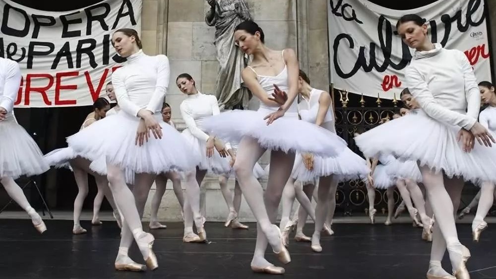 寒风中当街跳芭蕾，是该夸法国人浪漫，还是说正在罢工的他们矫情呢？