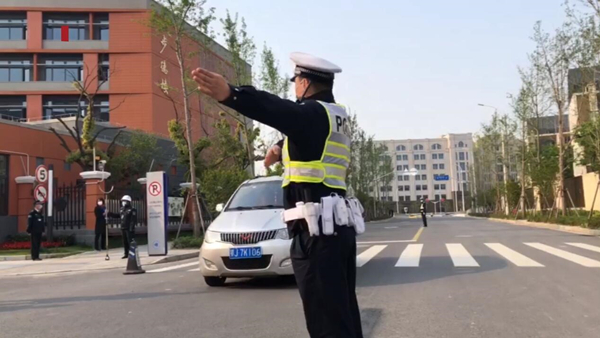 视频 ｜ “防疫+开学”护校时 上海警方多措并举确保神兽“归笼”