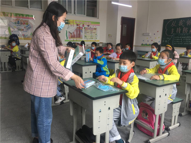 宝马为全国44所留守儿童学校捐赠防疫物资