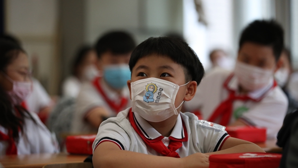 视频 上海小学生返校开学,戴上"心情口罩"化身移动表情包