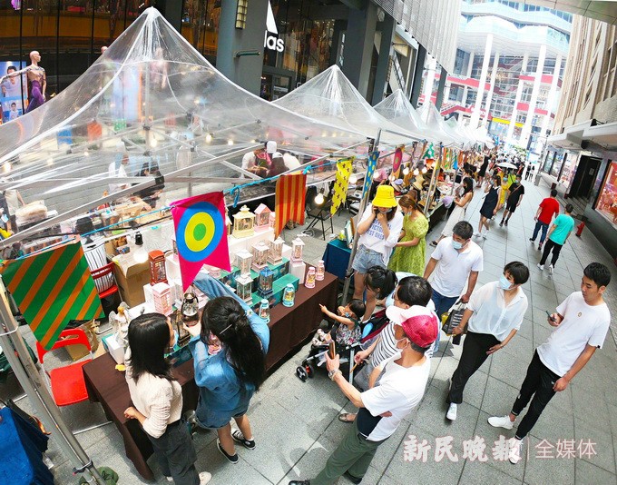 南京路“逛街、逛吃”模式开启