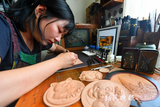 “90后”女生周大河 和皮雕结缘甘做“守艺人”