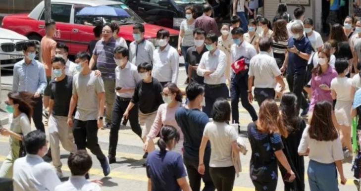 全港中小学生9月1日开学后暂时在家学习，香港特区政府28日起逐步放宽社交距离限制