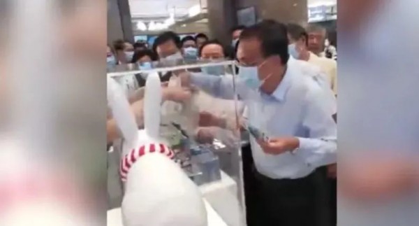 惊喜！总理来到上海南京路步行街，花了60元买了3袋大白兔奶糖！