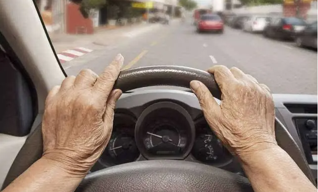 真正的老司机要上路了！70岁以上老人能考驾照了！