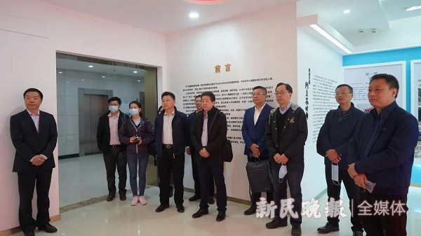 上海市高院一行在喀考察期间参观上海对口支援新疆工作纪实展览
