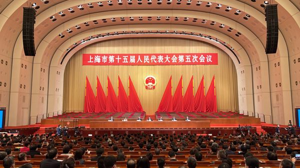 上海市十五届人大五次会议举行预备会议，选举86位代表为主席团成员