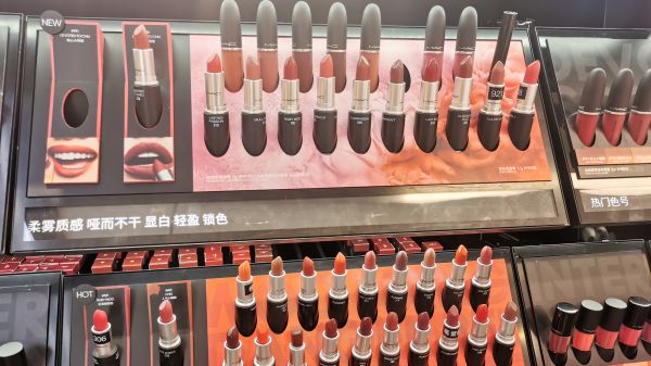 戴口罩的一年:口红销量下滑近半,眼妆产品比往年火爆 戴口罩的一年:口红销量下滑近半,眼妆产品比往年火爆