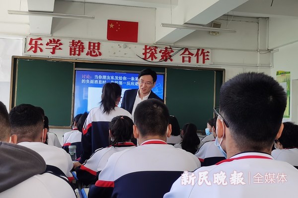 上海援疆教师楼宇获得开发建设新疆奖章