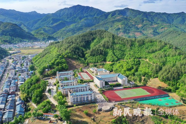 im体育美丽校园 重启新生——汶川大地震13年之际本报记者赴青川实地采访废墟上重建的中学(图2)