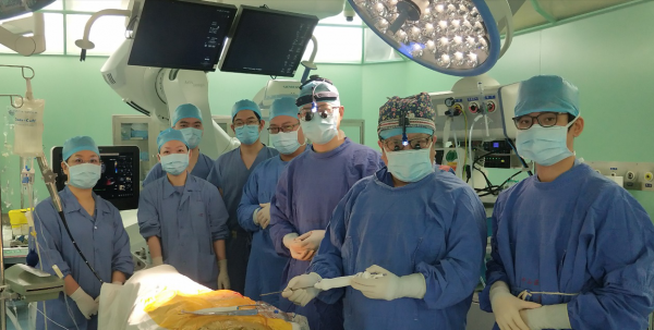 上海中山医院心外科团队在微创与介入瓣膜领域再突破 成功完成亚洲首例穿刺式二尖瓣腱索重建手术，患者术后3天即出院