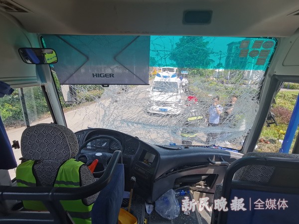 中巴追尾公交车，37人被困，崇明消防火速救援