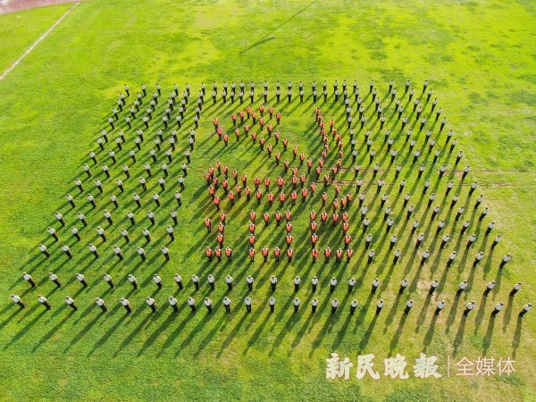 武警官兵庆祝中国共产党成立100周年