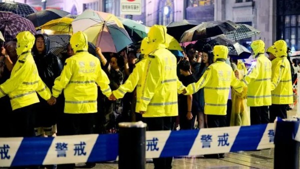 “上海确实不一样！” 光影盛宴太美，警察组成的人墙太帅！游客点赞，市民骄傲