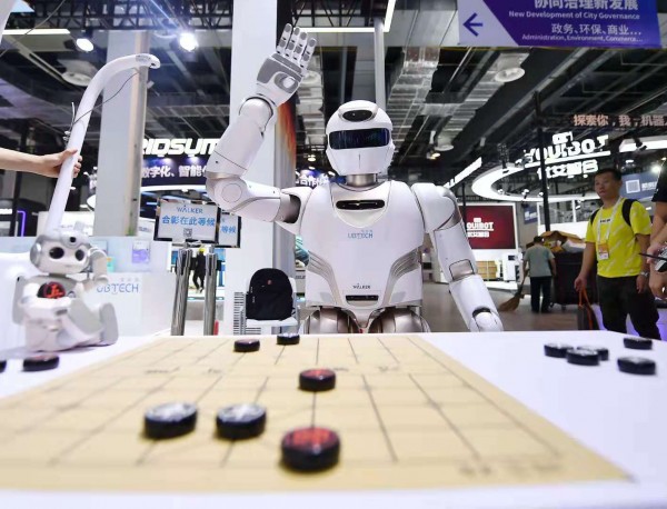 2021世界人工智能大会 | 新民晚报记者探营：为了明天完美亮相，机器人们很忙