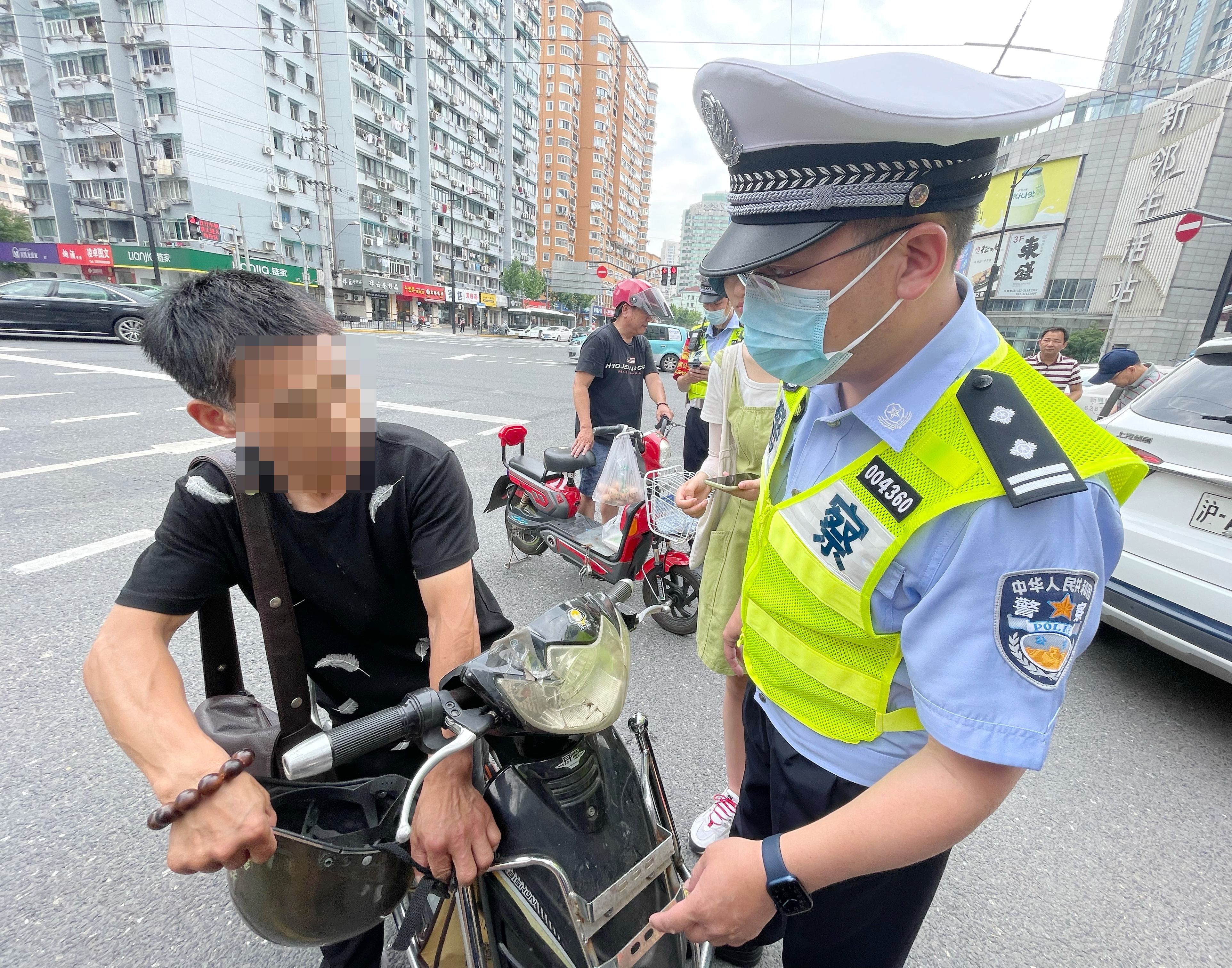 上海警方今起对电动自行车骑乘人员不戴头盔予以处罚