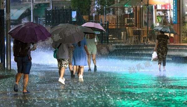 路人在暴雨中行走 新民晚报记者孙中钦 拍摄 (资料图)2021年第6号台风