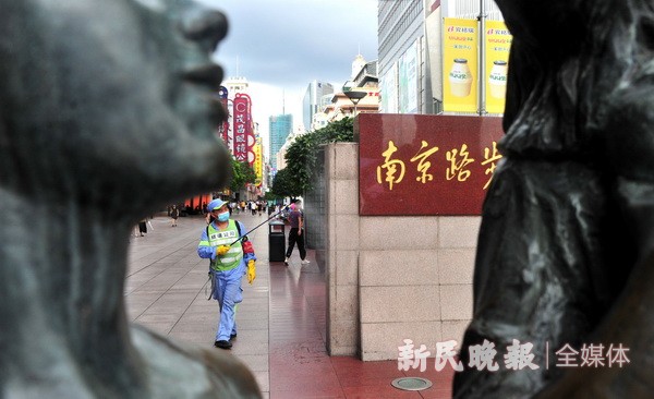 全城防疫举措再加强  南京路步行街每天落实4次消杀