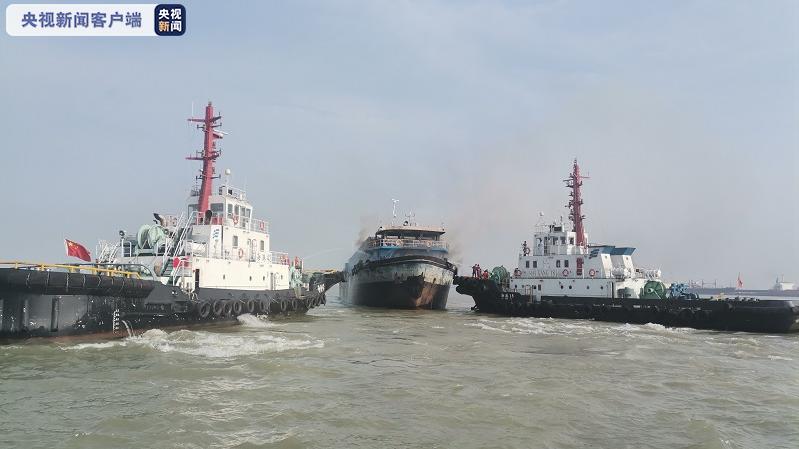 长江上海段宝山锚地一集装箱船起火 船上11人全部获救