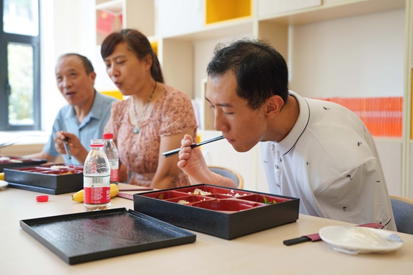 用脚写字的他，来到同济大学报到 “全国大学生自强之星标兵” 彭超成为同济法学院硕士生