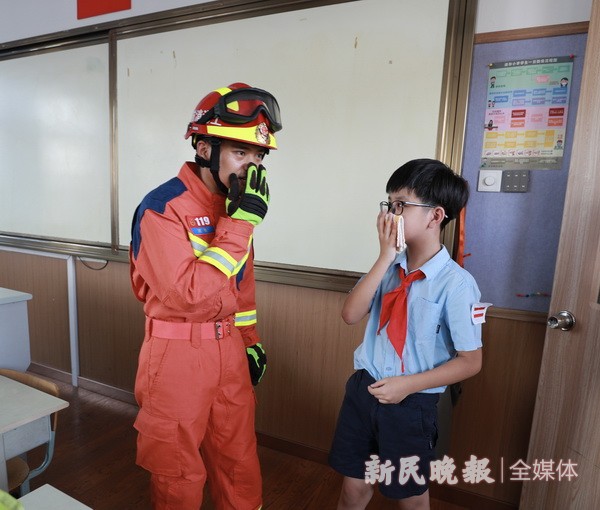 蓝朋友进校园 送上消防安全“开学第一课”