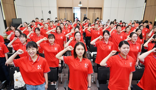 2021年上海市新教师入师入会仪式在中共一大纪念馆举行