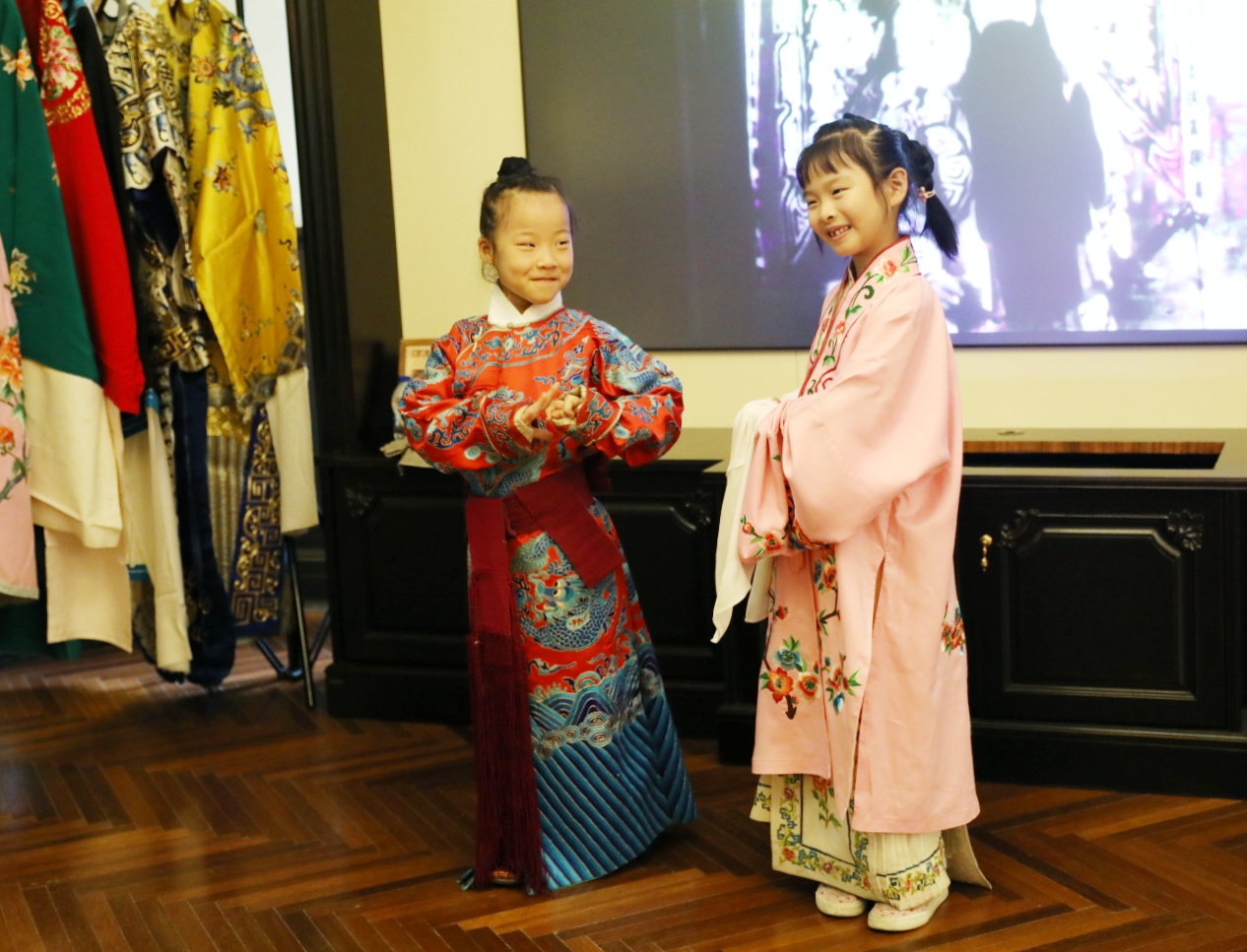 京彩益行人体验京剧文化 让孩子们“同在蓝天下”