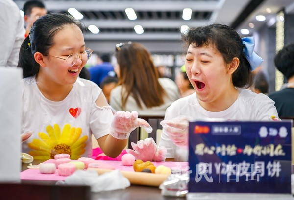 把爱裹进月饼里 公益中秋节给聋人学生带来甜蜜滋味