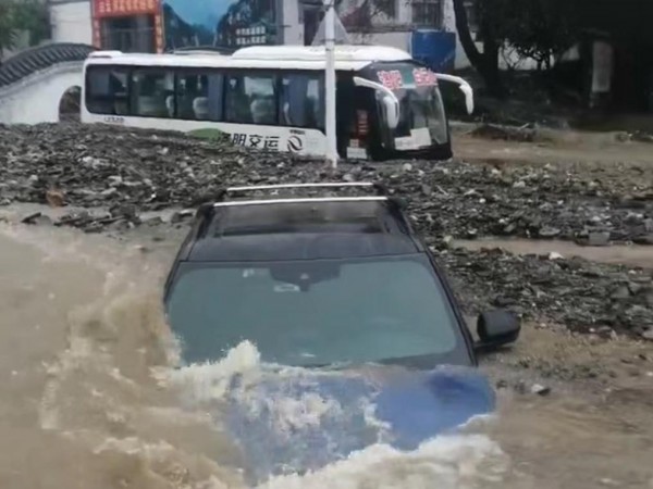 强降雨引发山洪泥石流 河南一景区附近数辆汽车被淹埋