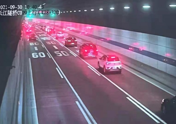 长江隧桥车流高出平时三倍,上海警方全力疏导