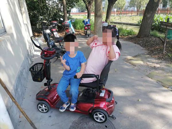 6岁“熊孩子”偷开老人代步车带姐姐兜风