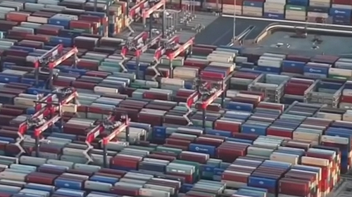 英美深陷供应链危机！大量货物堆积港口