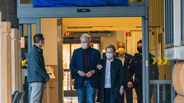 75岁美国前总统克林顿在妻子希拉里陪伴下出院