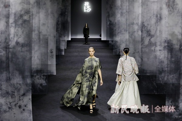 2022春夏上海时装周：中国设计师品牌新作闪亮登场 台前幕后不一样的风景
