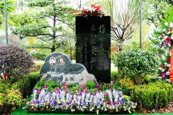 邹韬奋沈粹缜夫妇纪念碑在上海福寿园揭幕