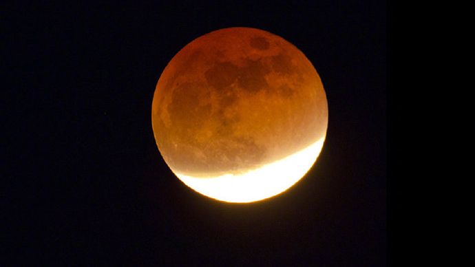 视频 | 今晚，月亮“脸红”了
