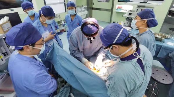 小宝宝生命垂危杭州转运来沪,闭环中新华医院紧急手术“抢”回一命 小宝宝生命垂危杭州转运来沪,闭环中新华医院紧急手术“抢”回一命