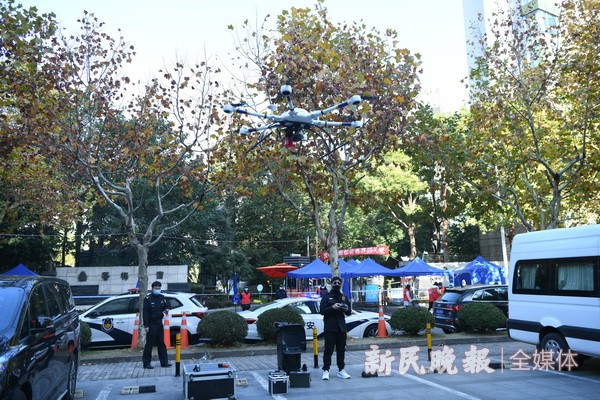 香梅花园闭环管理 浦东公安利用警用无人机喊话宣传开展工作