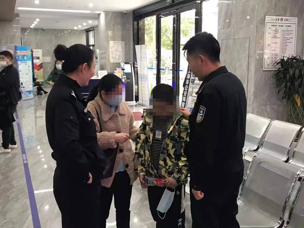 母子街头“飙车”事出有因？上海警方快速处置助母子团圆