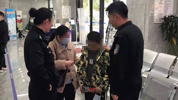 母子街头“飙车”事出有因？上海警方快速处置助母子团圆