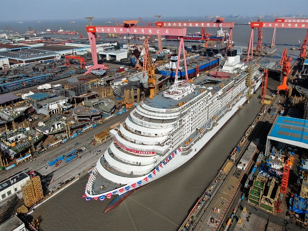 中国首制大型邮轮坞内顺利起浮 2023年9月完工交付