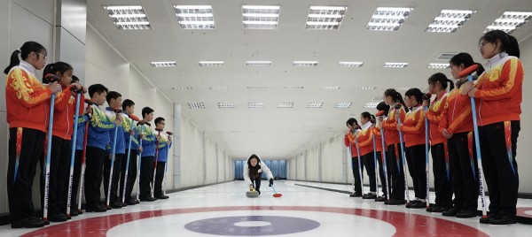 为冬奥会加油！上海这所学校的冰壶运动这样“玩”