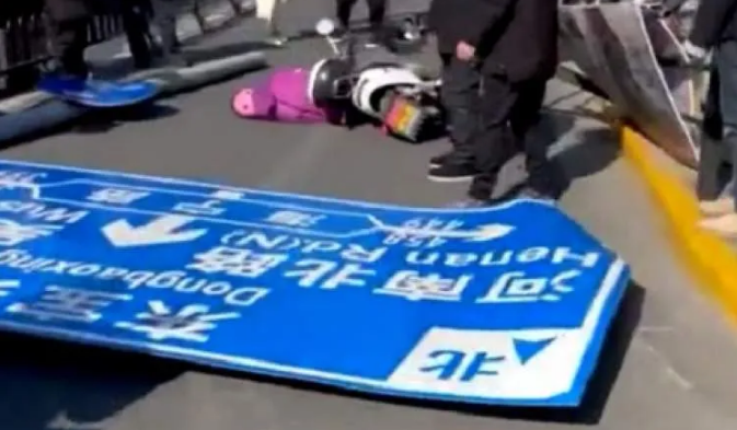 吓人！上海一道路指示牌轰然倒下！女子被砸伤仍在救治！