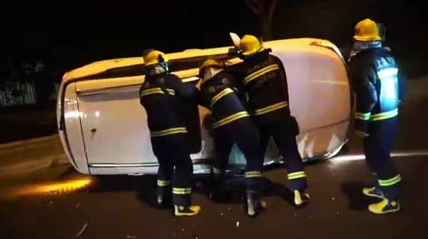 今天凌晨一辆小轿车路口侧翻驾驶员被困 松江消防手撕玻璃1分钟火速救援
