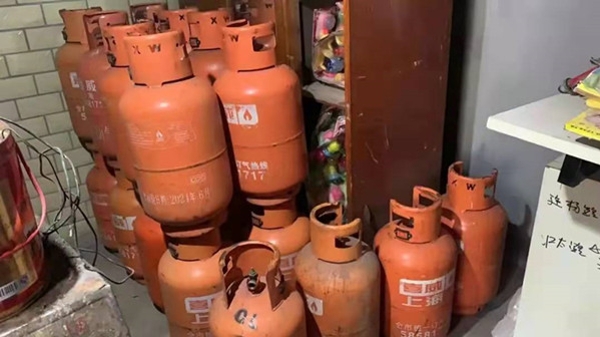 非法存储液化气钢瓶，宝山警方捣毁黑窝点抓获7人团伙