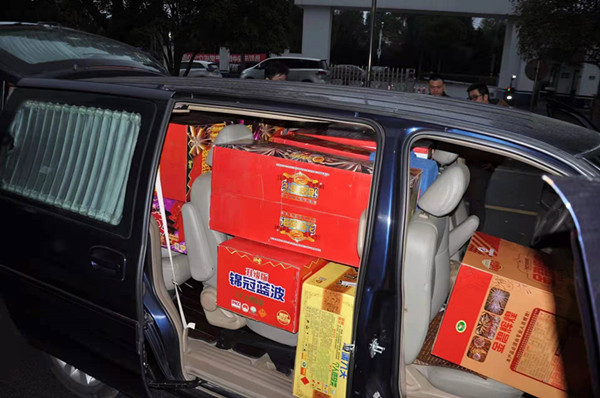 商务车上装着20多箱烟花爆竹，宝山警方查获一非法运输烟花爆竹案