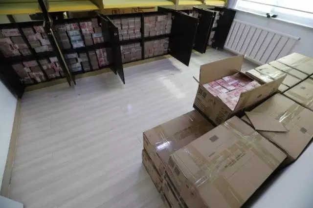 一居民楼惊现2亿现金警方用坏3台点钞机事情真相是