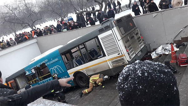 莫斯科一輛公交車開進地下通道 致5人死亡