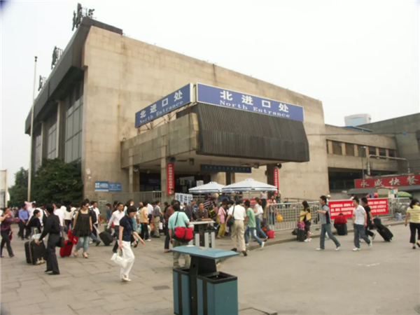 上海火车站北广场图片